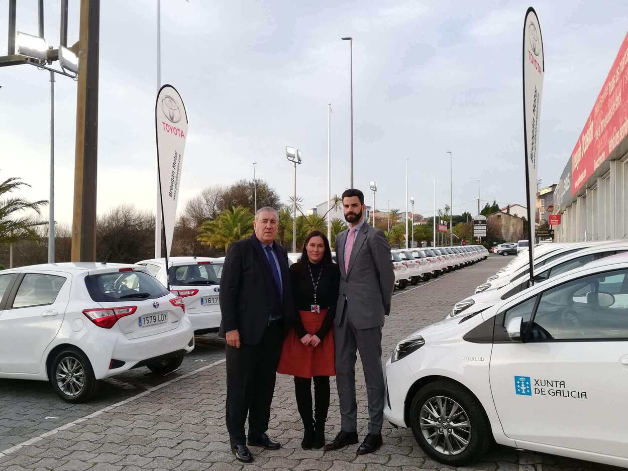 Vehículos Toyota pasando a disposición del Sergas.