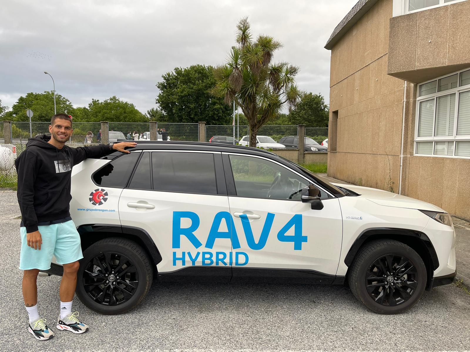 Alex Llorca junto al Toyota Rav4