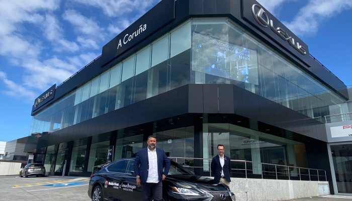 Rafael Míguez hace entrega del Lexus ES 300h a Juan Carlos Piñeiro