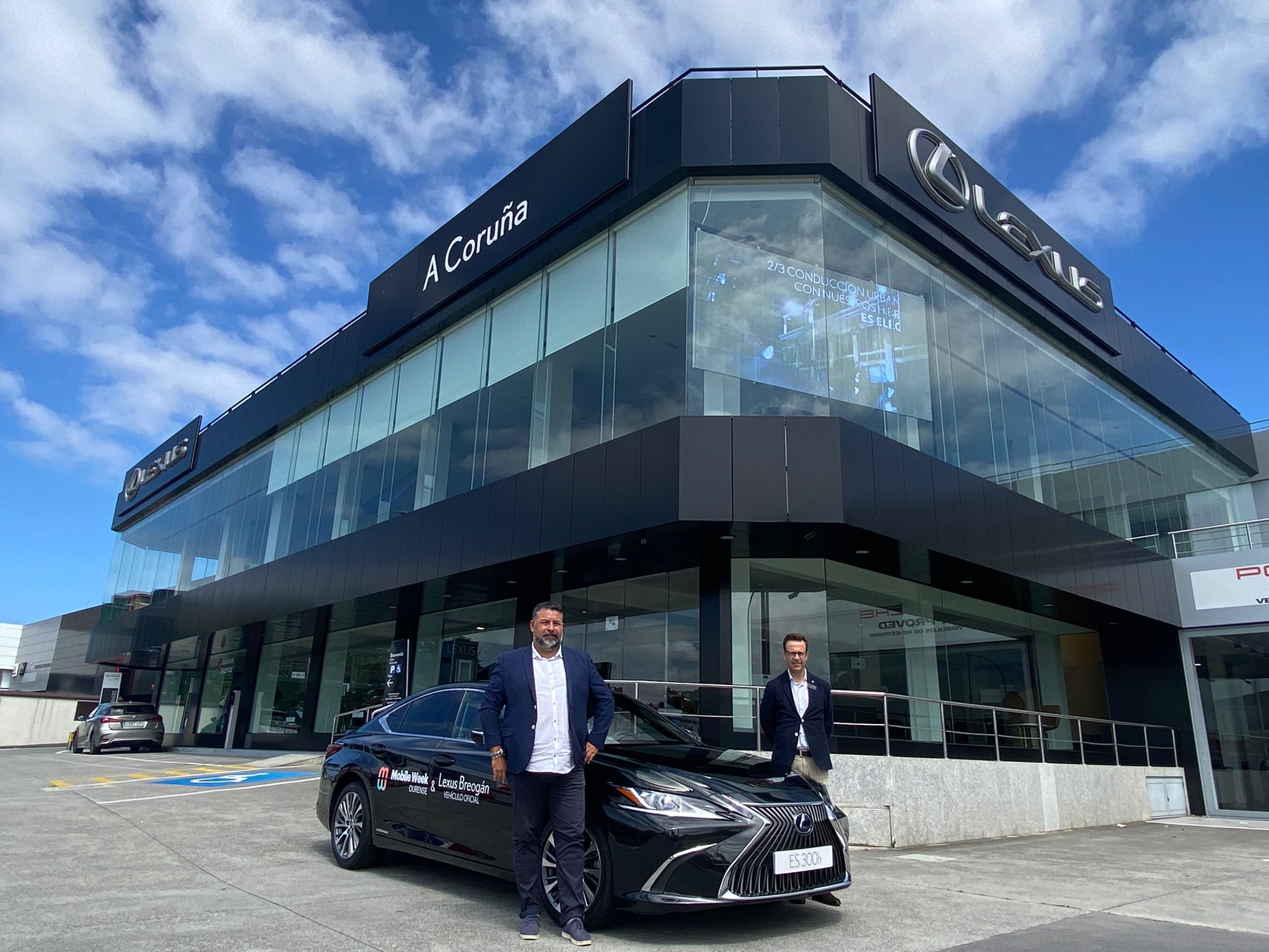 Rafael Míguez hace entrega del Lexus ES 300h a Juan Carlos Piñeiro