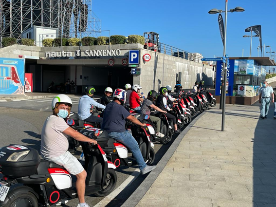 Usuarios en nuestras mmotos 100% eléctricas en el Naútico de Sanxenxo