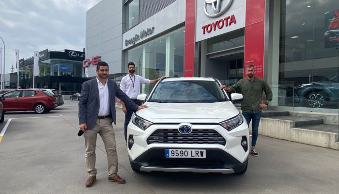 Carlos Arévalo con Jesús Somorrostro , director comercial de Toyota Breogán Motor y Pablo Conde, director comercial de Grupo Breogán