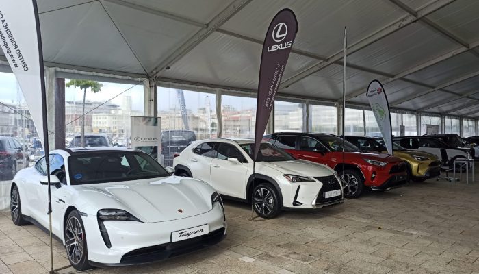 Coches híbridos y eléctricos Porsche, Lexus y Toyota de Grupo Breogán en el V EcoRallye de A Coruña en la Marina