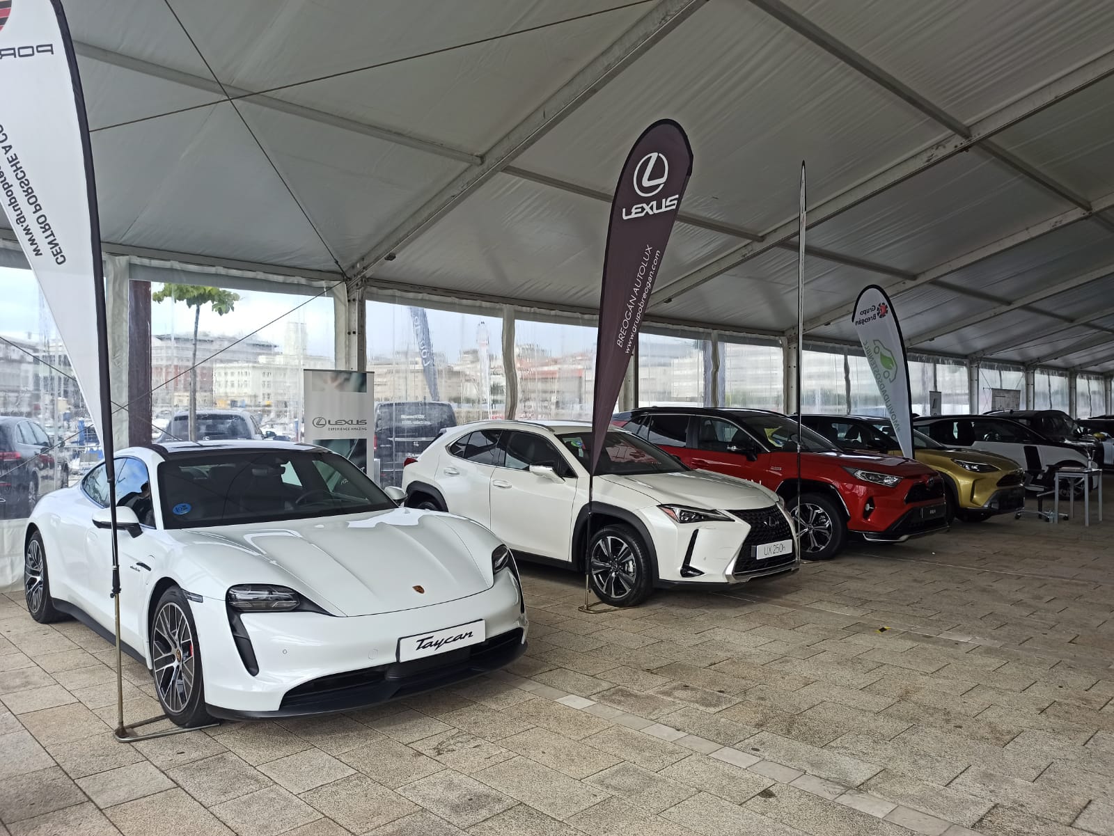 Coches híbridos y eléctricos Porsche, Lexus y Toyota de Grupo Breogán en el V EcoRallye de A Coruña en la Marina