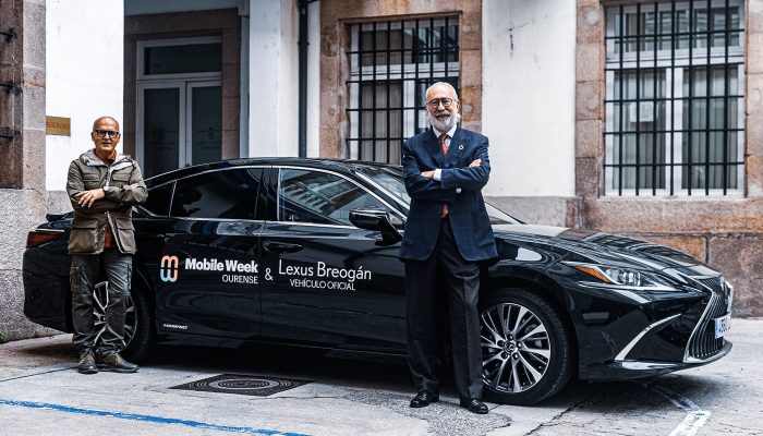 Mariano Gómez-Ulla, presidente de Red Mundo Atlántico y José Luis Baltar, presidente de la Diputación Provincial de Ourense con el Lexus ES 300h