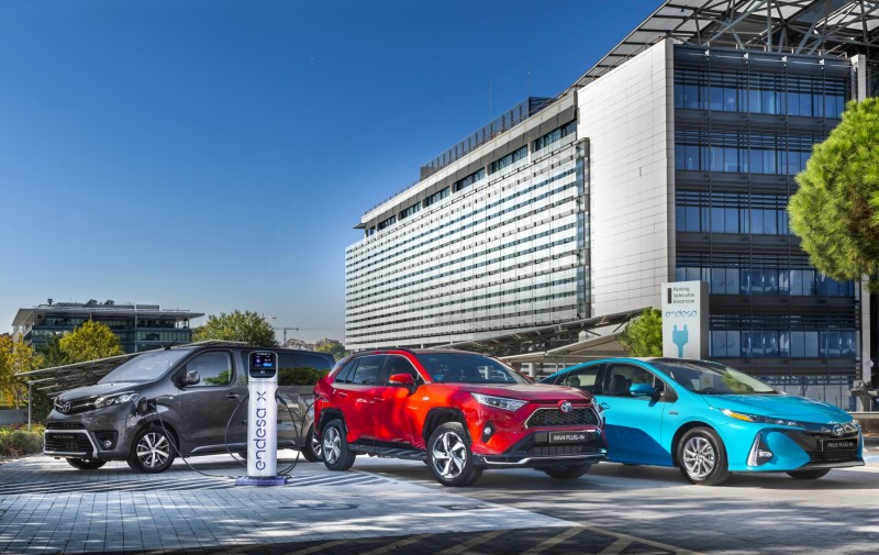 Modelos enchufables y eléctricos de Toyota en cargadores de Endesa X