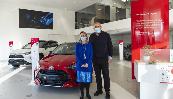 Paula Uría, directora general de Planificación Energética y Recursos Naturales y José Ramón Ferreiro, director general de Grupo Breogán en las instalaciones de Toyota Breogán Motor en Oleiros (A Coruña).