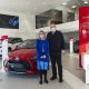 Paula Uría, directora general de Planificación Energética y Recursos Naturales y José Ramón Ferreiro, director general de Grupo Breogán en las instalaciones de Toyota Breogán Motor en Oleiros (A Coruña).