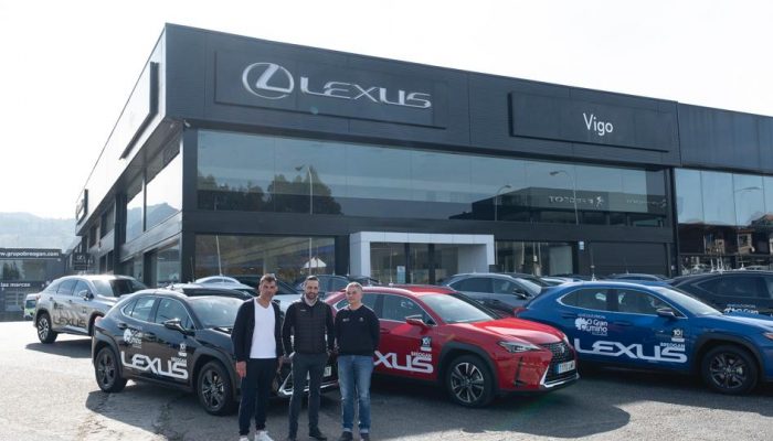 Oscar Pereiro, Samuel Esteves y Kiko Martínex en la entrega de los vehículos Lexus a O Gran Camiño, en las instalaciones del Grupo Breogán en Vigo