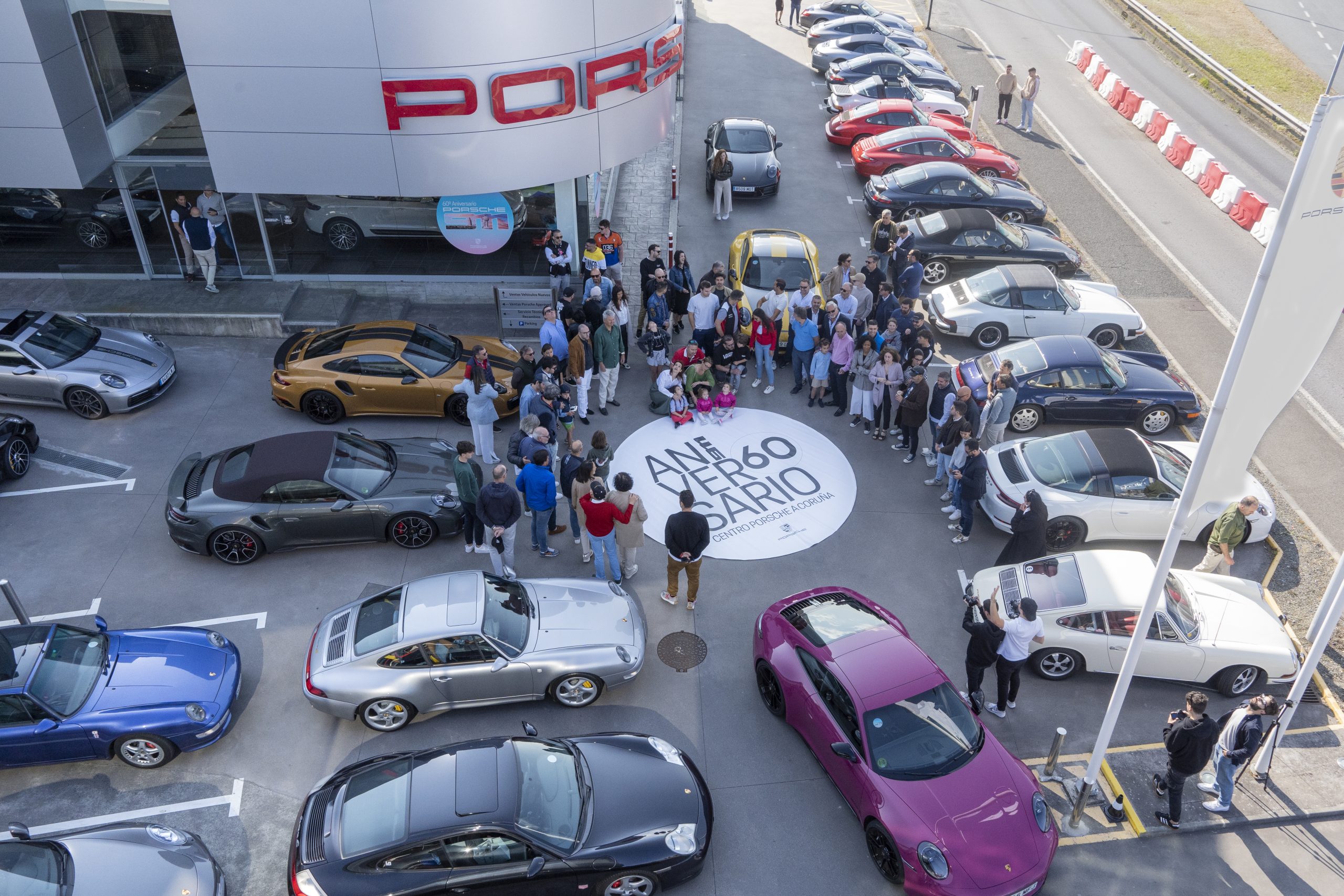 concentracion de porsche 911 en centro porsche coruña